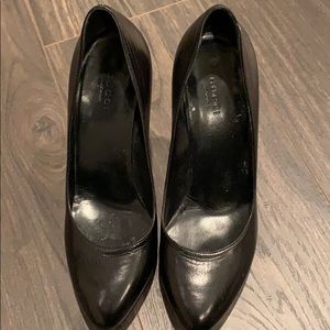 Gucci black leather pump